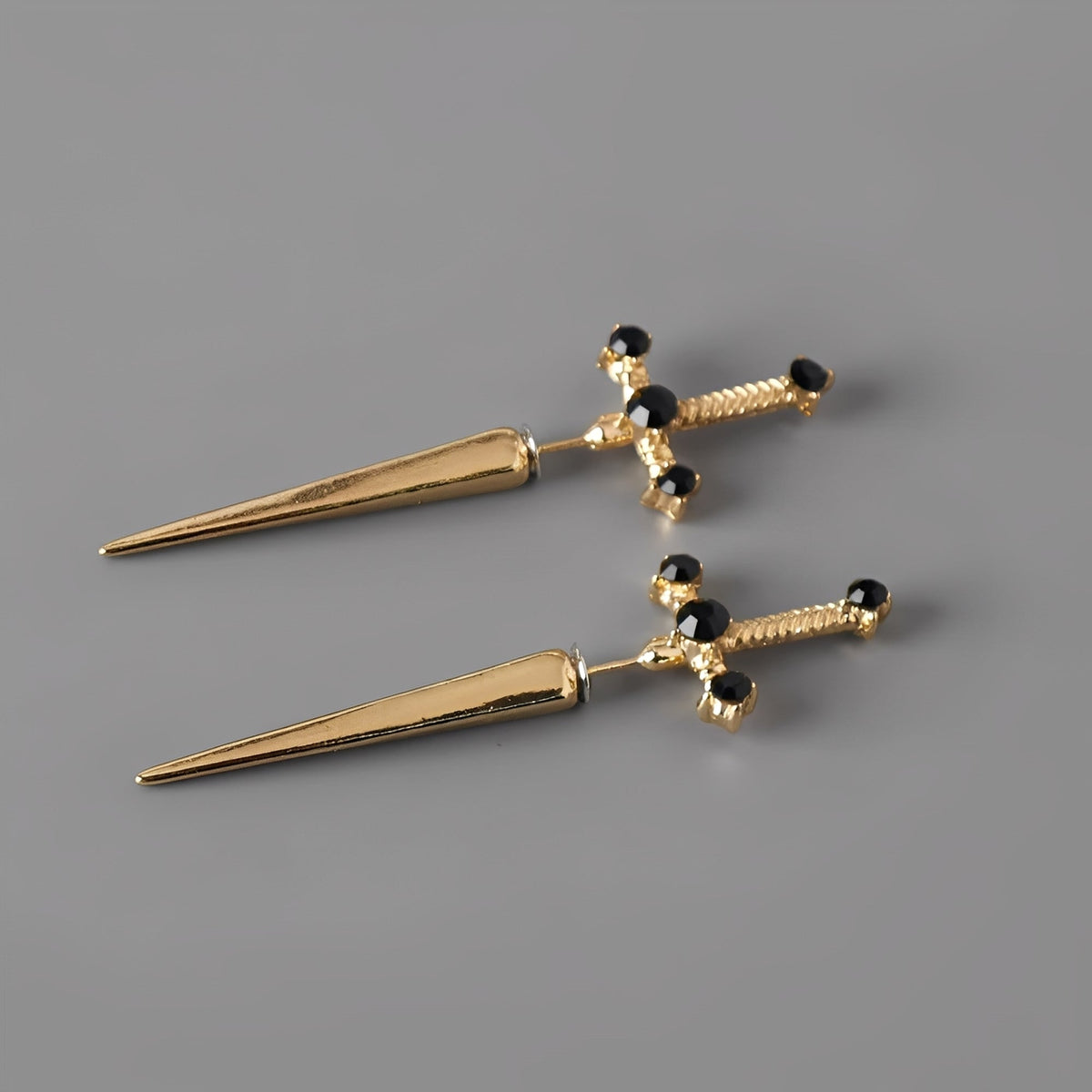Lionore – Gothic earrings in the shape of a sword