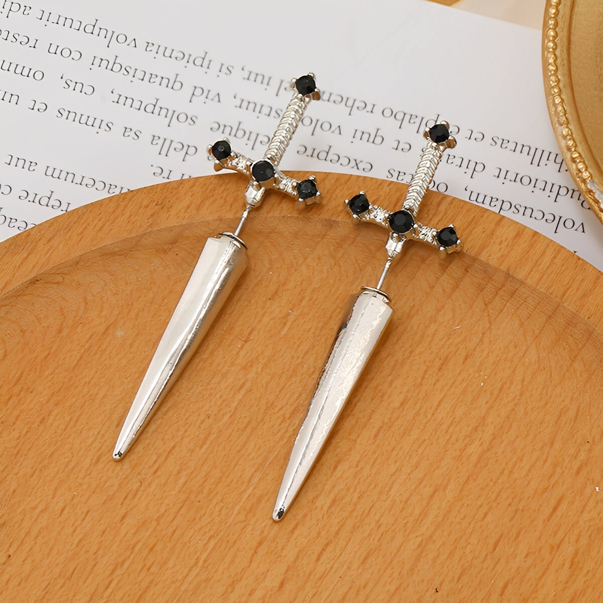 Lionore – Gothic earrings in the shape of a sword