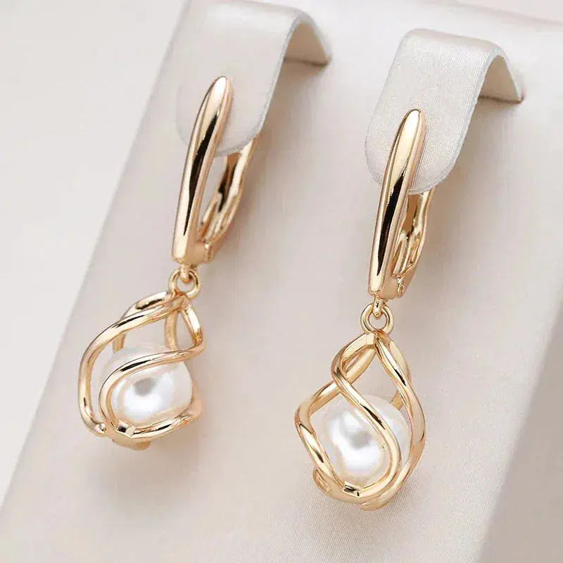 Lyanna – Golden pearl earrings with soft glow