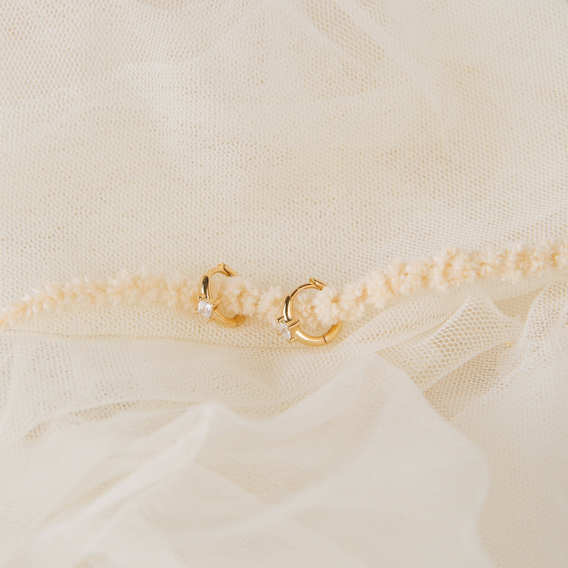Diamond earring - Brilliant Huggie earring