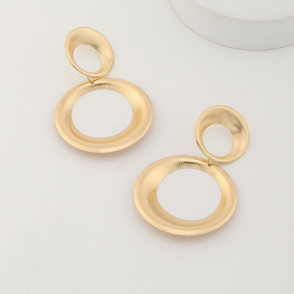 Claudia – Bold Vintage Round Earrings